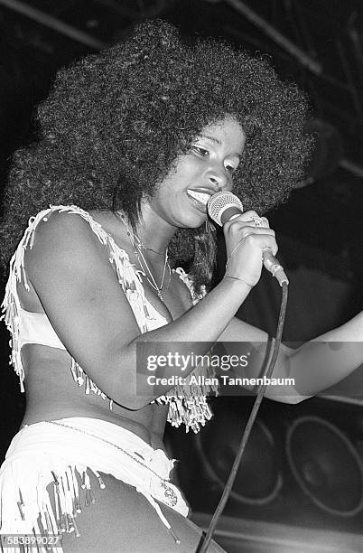 Musician Chaka Khan, of the group Rufus, performs at the Felt Forum, New York, New York, April 10, 1976.