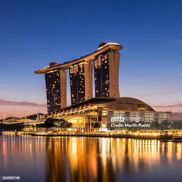 marina bay sands hotel at sunrise - marina bay sands fotografías e imágenes de stock