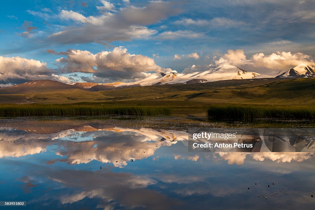 Reflection of mountains in the lake