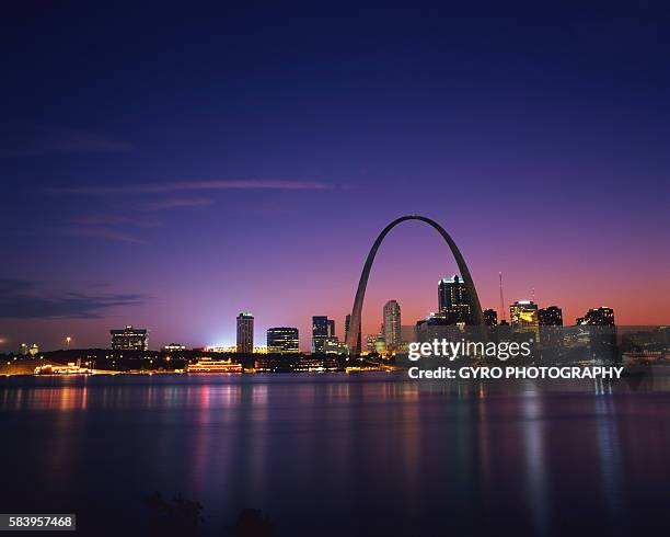 night view of gateway arch - missouri skyline stock pictures, royalty-free photos & images