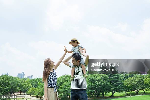 kinder, die mutter und high-touch sind - asian family in park stock-fotos und bilder