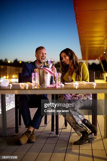 coppia che si diverte nel ristorante all'aperto - pranzare allaperto foto e immagini stock