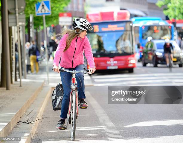 schwedische mädchen mit fahrrad in der - hauptverkehrszeit stock-fotos und bilder