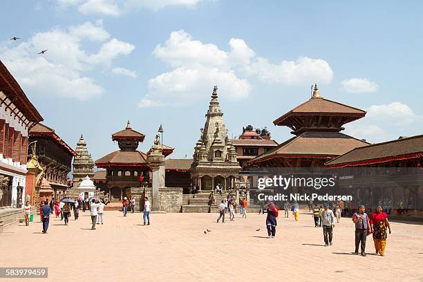 bhaktapur durbar square in kathmandu - piazza durbar kathmandu stock-fotos und bilder