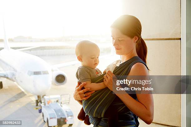 mom with baby at airport - toddler at airport stock-fotos und bilder