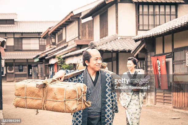 retro-revival-ansicht von menschen in traditionellen japanischen kleidung - topknot stock-fotos und bilder