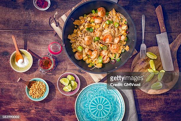 pad thai noodles with prawns - thai food stock pictures, royalty-free photos & images