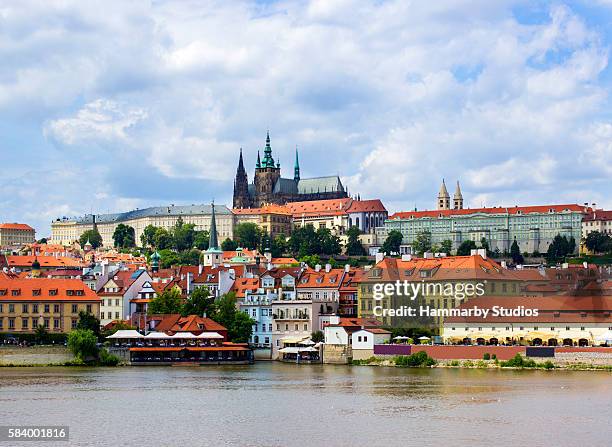 vista de baixo ângulo da catedral de são vito sobre o rio vltava - hradcany castle - fotografias e filmes do acervo