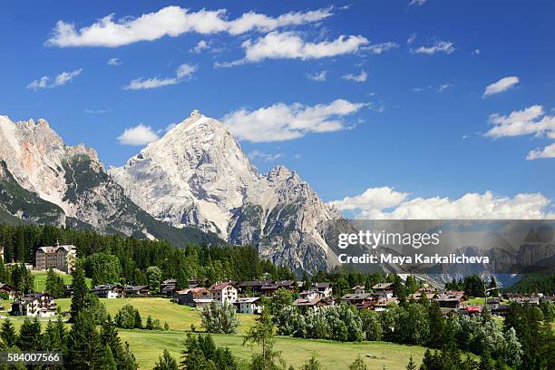 cortina d'ampezzo, dolomites - cortina stock-fotos und bilder