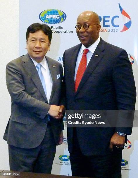 Russia - Japan's Economy, Trade and Industry Minister Yukio Edano and U.S. Trade Representative Ron Kirk shake hands when they held talks in Kazan,...