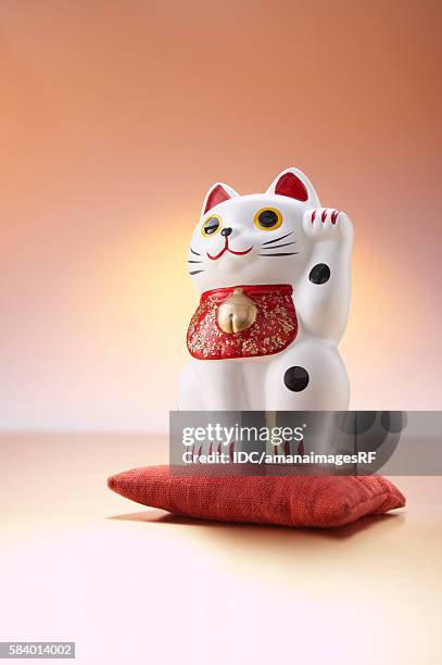 japanese porcelain cat - maneki neko 個照片及圖片檔