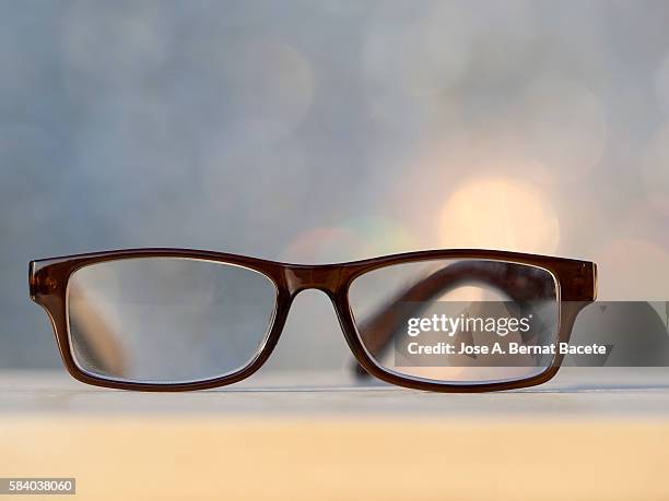 reading glasses pasta with natural light - olhos castanho claros - fotografias e filmes do acervo