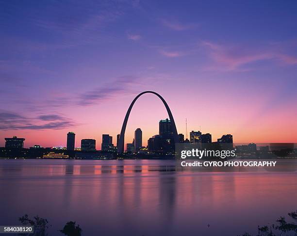 gateway arch in the evening, missouri, usa - missouri skyline stock pictures, royalty-free photos & images