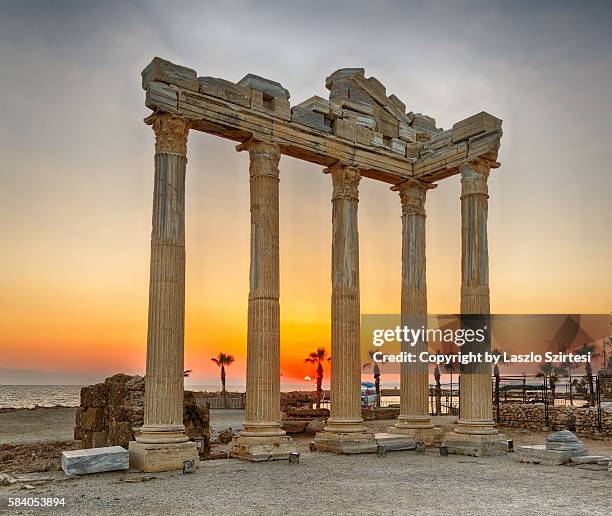 ruins of the antic side - templo de apolo naxos imagens e fotografias de stock