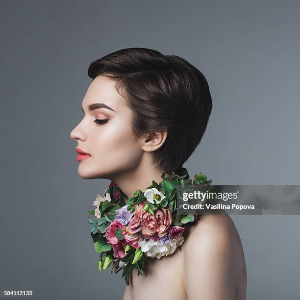 beauty portrait of woman with floral necklace - flower necklace stock pictures, royalty-free photos & images