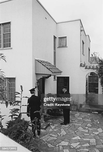 Police at Cap Martin, the rented villa in Torquay, Devon, where great train robber Bruce Reynolds was arrested earlier in the day, 9th November 1968.