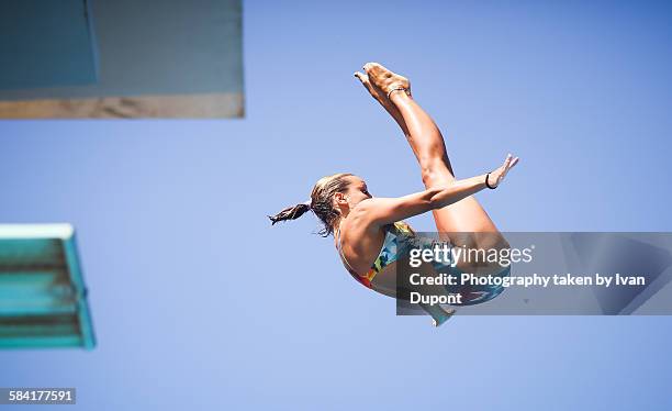 pike position above the springboard - acrobate photos et images de collection