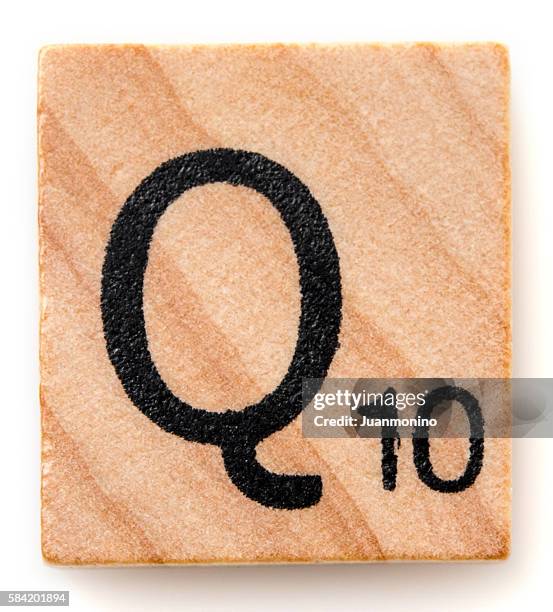 letter q - scrabble stockfoto's en -beelden