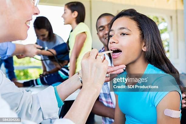 pretty african american girl se hace un examen de salud - streptococcus fotografías e imágenes de stock