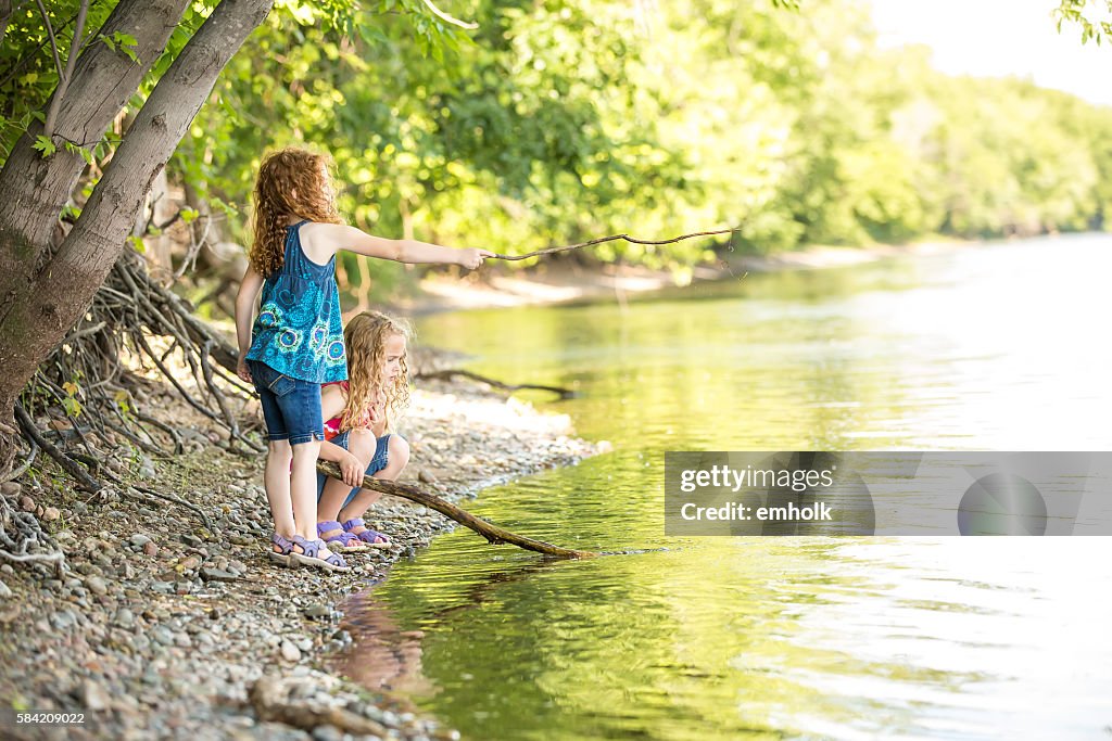 Dos niñas jugando en la ribera del río Mississippi