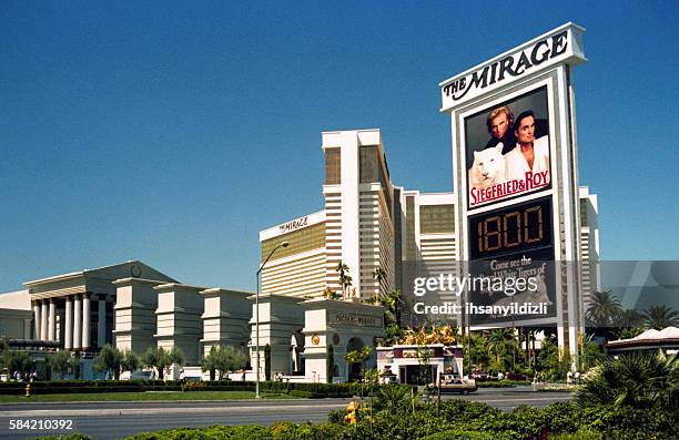 the mirage hotel-casino in 1994 - the mirage las vegas imagens e fotografias de stock