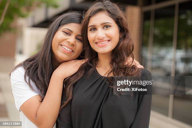 due giovani sorelle di etnia dell'asia meridionale - cultura dellasia orientale foto e immagini stock