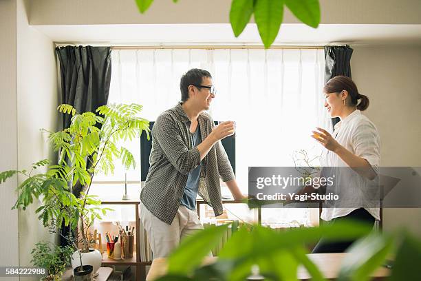 mittleres erwachsenes paar trinkt bier zu hause - nur japaner stock-fotos und bilder