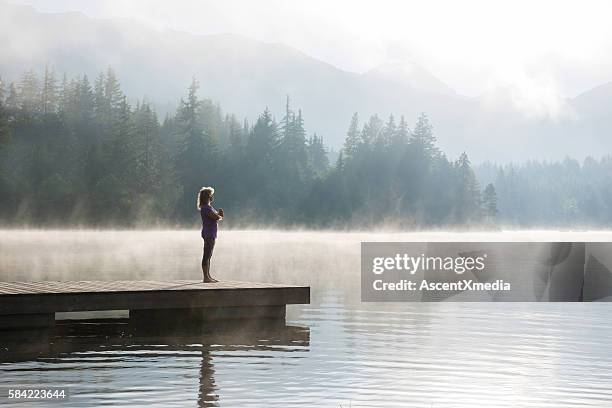 ein gesunder lebensstil im ruhestand - sunrise yoga stock-fotos und bilder