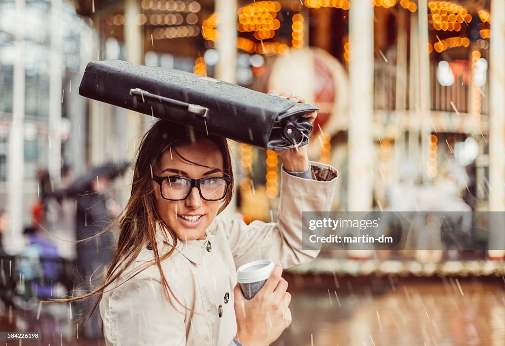 Geschäftsfrau verstecken vom Regen