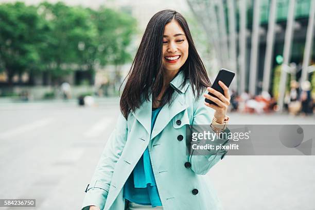 mensaje feliz - asian teen girl fotografías e imágenes de stock