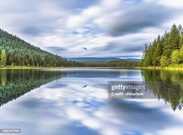 sunrise over mt hood at trillium lake - portland oregon bildbanksfoton och bilder