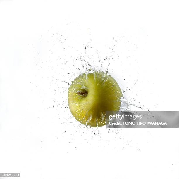 green apple falling into water - apple water splashing stock pictures, royalty-free photos & images