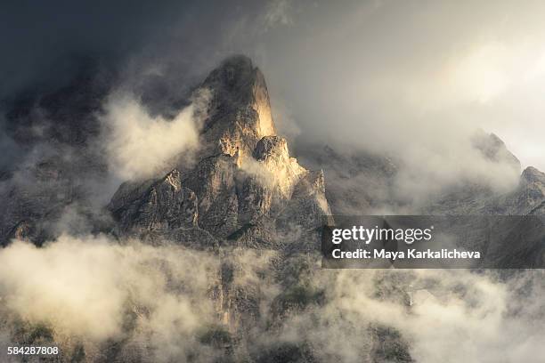 misty peak, croda del becco, dolomites - becco stock-fotos und bilder