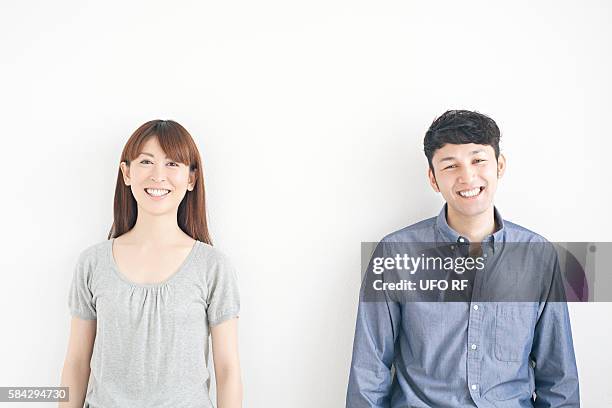 portrait of couple - 女性　日本人　笑顔　30代 ストックフォトと画像