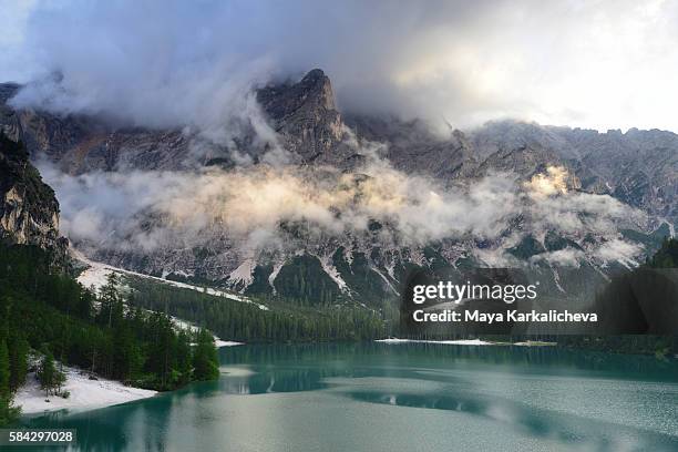 lago di braies and croda del becco, dolomites - becco stock-fotos und bilder