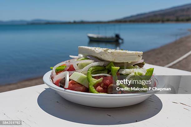 greek salad by the sea, kalloni, lesvos, greece - griechische küche stock-fotos und bilder