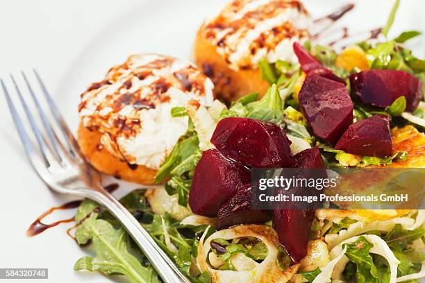 burrata con insalata bietole rosse; italian salad with burrata cheese and beets - insalata - fotografias e filmes do acervo