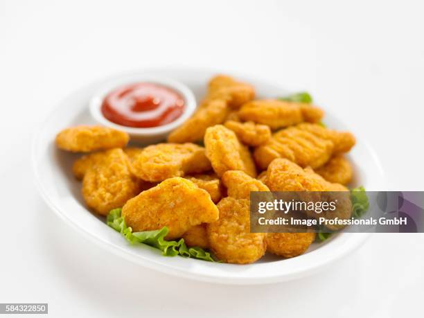 chicken nuggets - gemaksvoedsel stockfoto's en -beelden