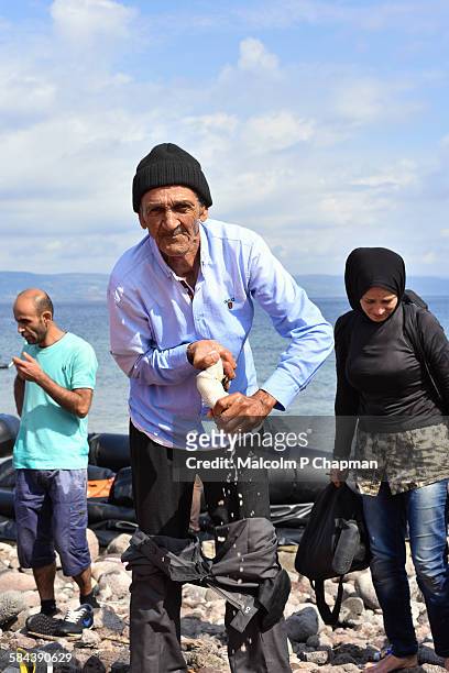 refugees arriving on lesvos, greece - mytilini stockfoto's en -beelden