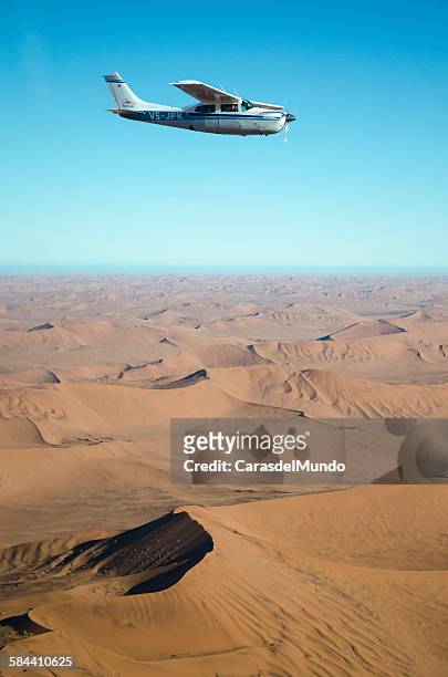 sobrevolando el desierto del namib - namibia airplane stock-fotos und bilder