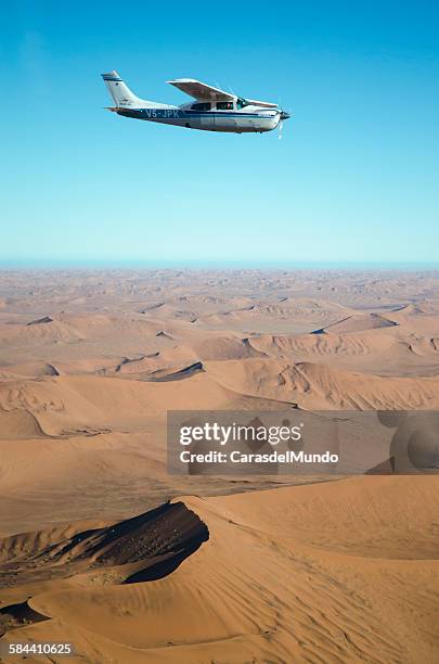 sobrevolando el desierto del namib - namibia airplane stock pictures, royalty-free photos & images