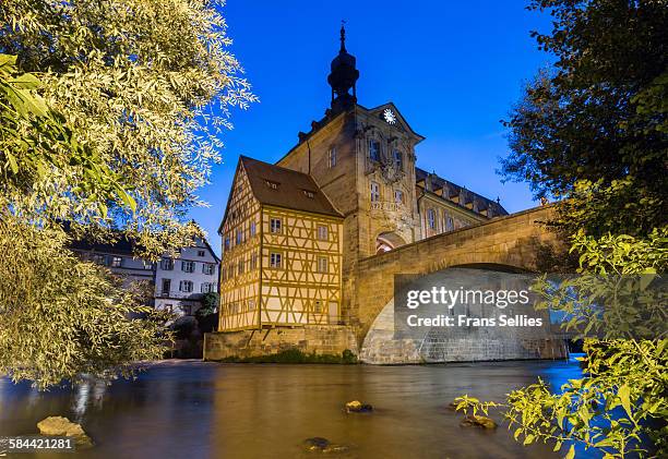 bamberg, old city hall and river at night - バンベルク ストックフォトと画像