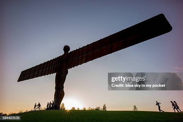 angel of the north at sunset - angel north newcastle stockfoto's en -beelden