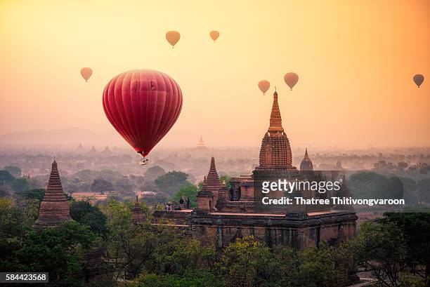 hot air balloon over plain of bagan in misty morning, mandalay, myanmar - pagan stockfoto's en -beelden