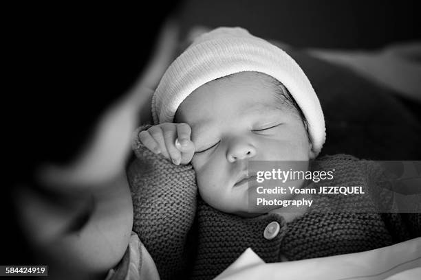 baby girl, new born - baby delivery photos et images de collection