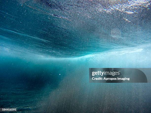 breaking bliss - unterwasseraufnahme meer sonne stock-fotos und bilder