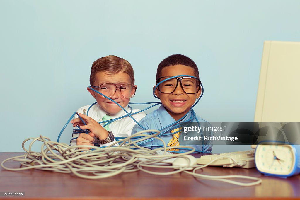 Young Boys und IT Professionals lächeln am Computer Desk
