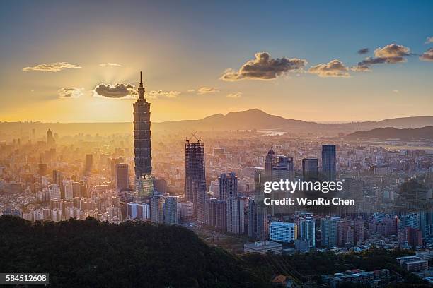 101 skyscraper under amazing sunbeam light in sunset in taiwan - taipei stockfoto's en -beelden