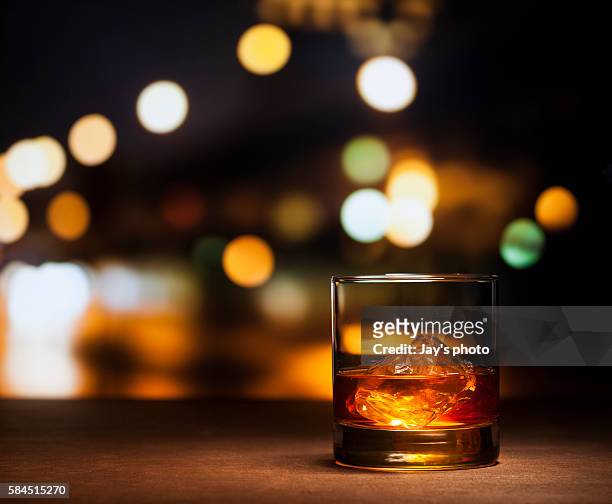 glass of whiskey with ice - bourbon whisky stockfoto's en -beelden