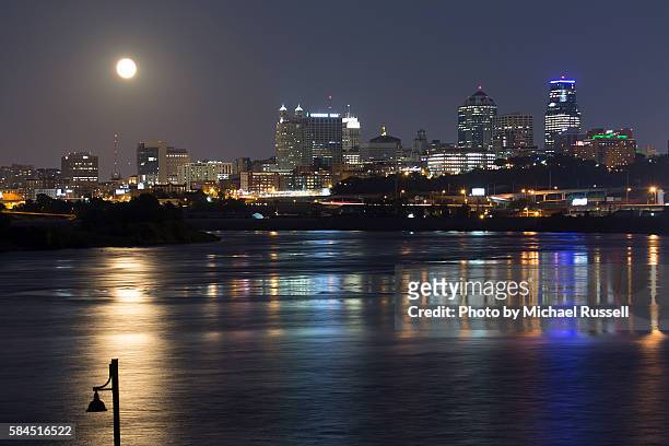 kc moonrise river full frame - kansas city skyline ストッ��クフォトと画像